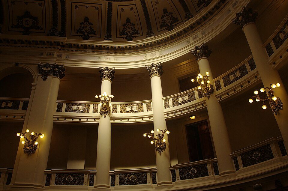 Galerías del salón del ex Congreso Nacional, vacías y con luz tenue de candelabros