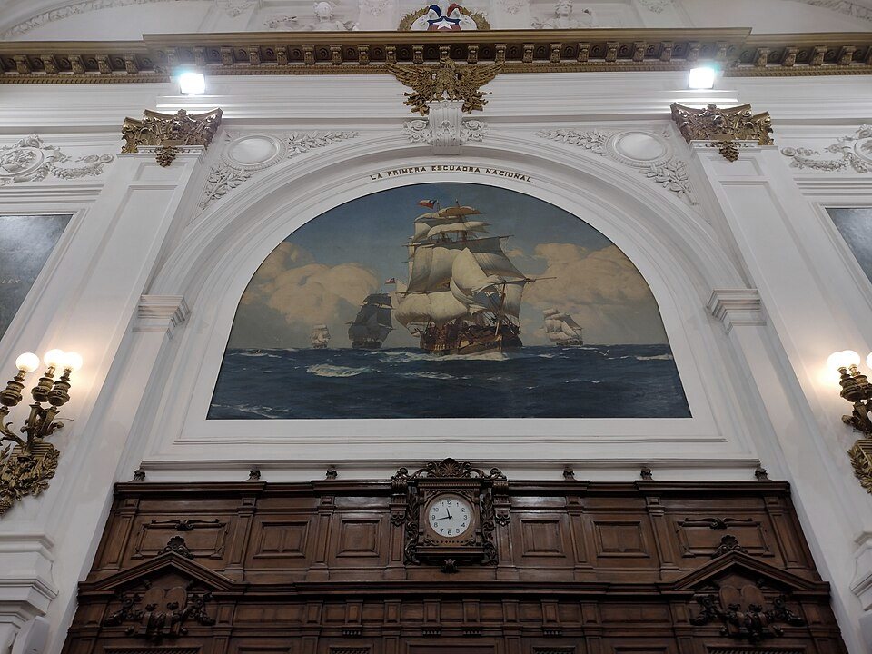 Testera de la sala de sesiones del ex Congreso Nacional, con el reloj y la pintura de la Primera Escuadra Nacional