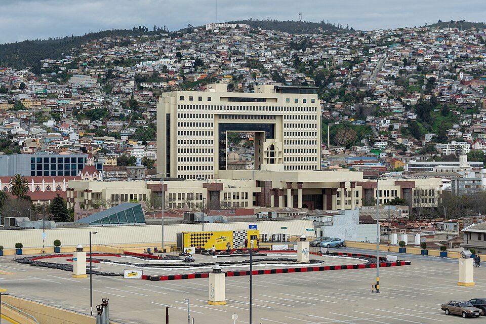 Edificio del Congreso Nacional en Valparaíso, con los cerros de la ciudad al fondo